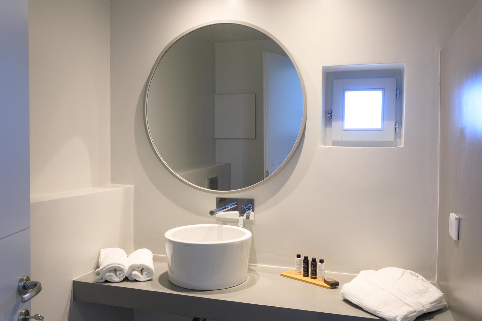 Iliades Luxury Boutique Suites Batsíon Habitación foto